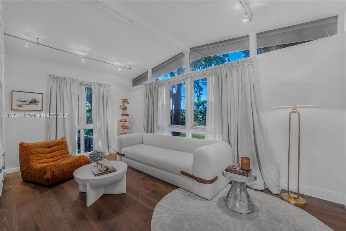 669 S Mashta Dr Key Biscayne, FL 33149