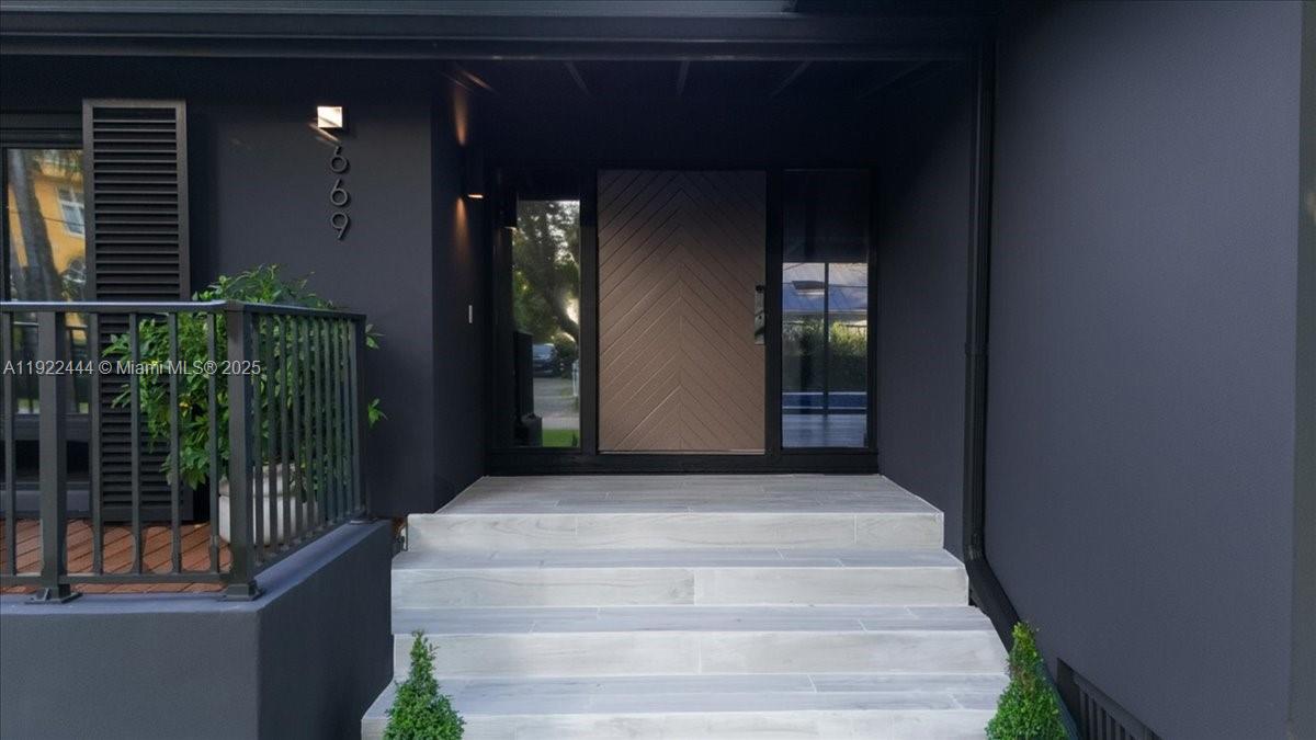 669 S Mashta Dr Key Biscayne, FL 33149