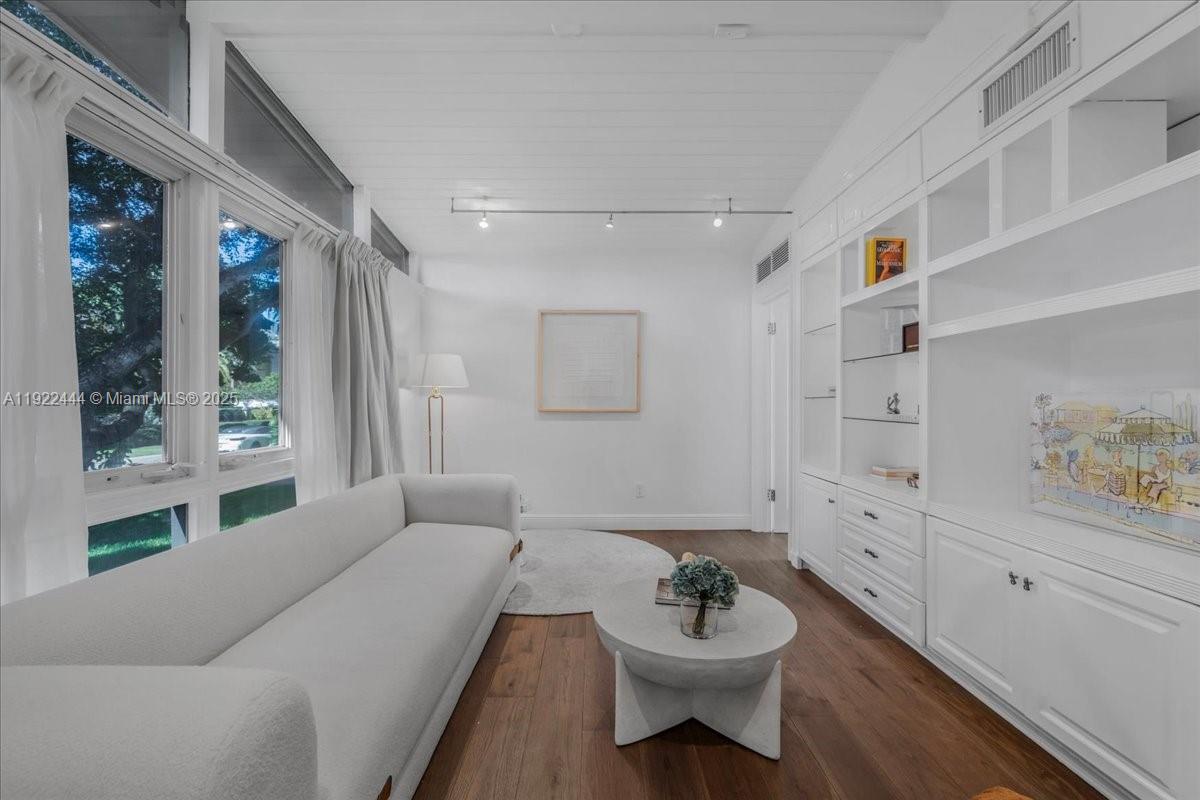 669 S Mashta Dr Key Biscayne, FL 33149