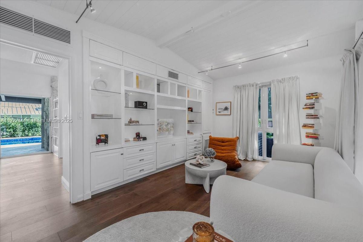 669 S Mashta Dr Key Biscayne, FL 33149