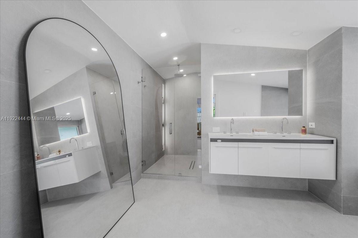 669 S Mashta Dr Key Biscayne, FL 33149