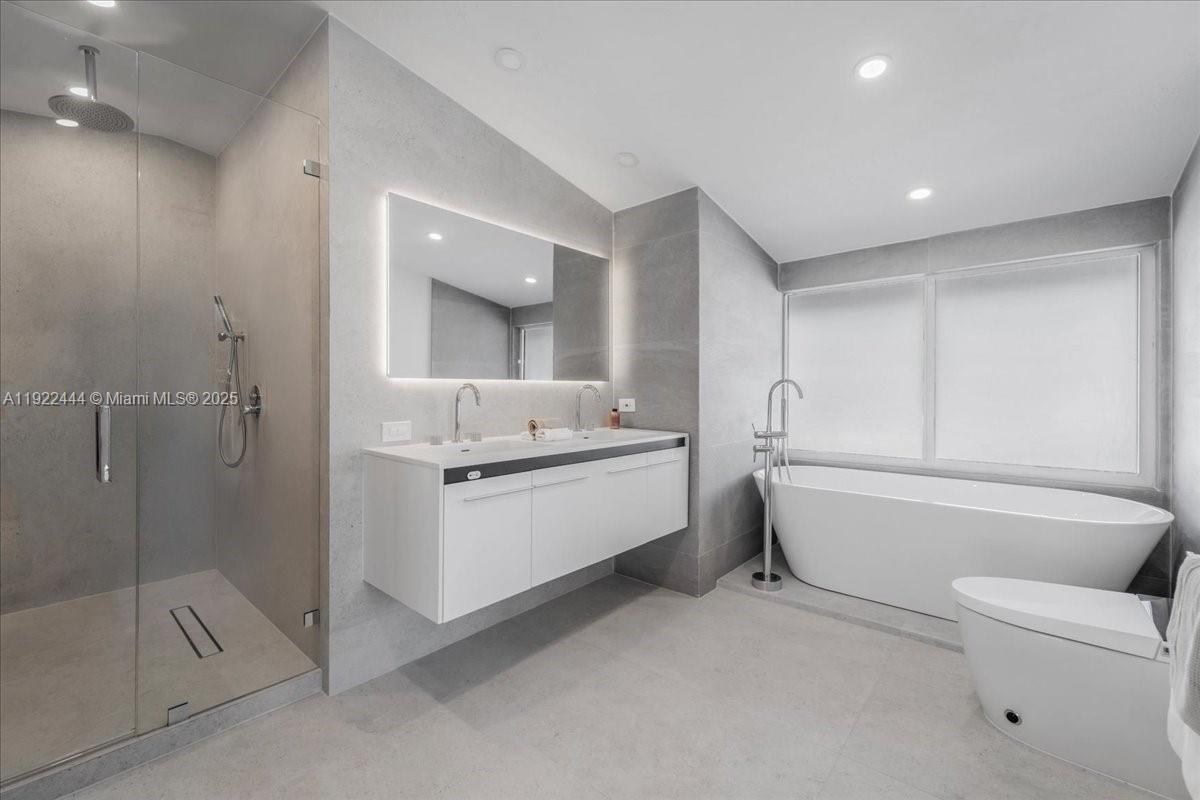 669 S Mashta Dr Key Biscayne, FL 33149