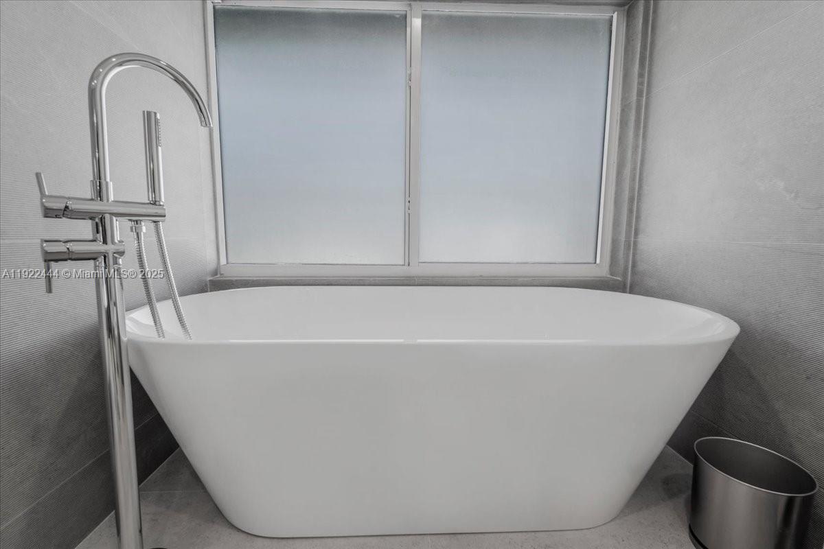 669 S Mashta Dr Key Biscayne, FL 33149