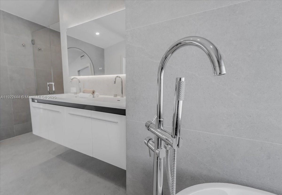 669 S Mashta Dr Key Biscayne, FL 33149