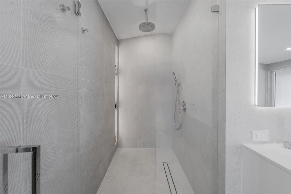 669 S Mashta Dr Key Biscayne, FL 33149