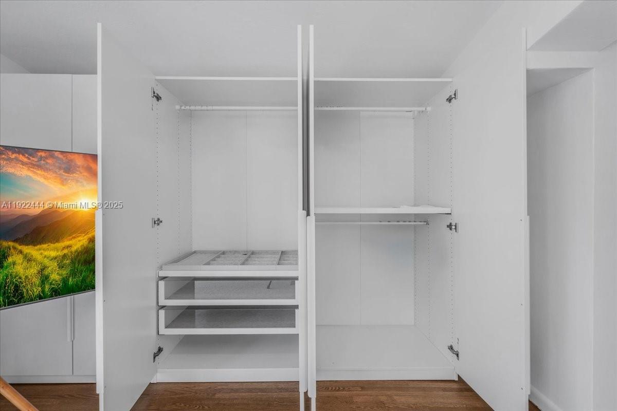 669 S Mashta Dr Key Biscayne, FL 33149