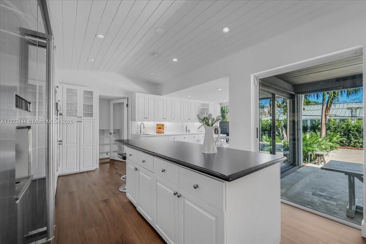 669 S Mashta Dr Key Biscayne, FL 33149