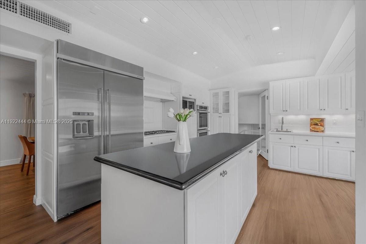 669 S Mashta Dr Key Biscayne, FL 33149