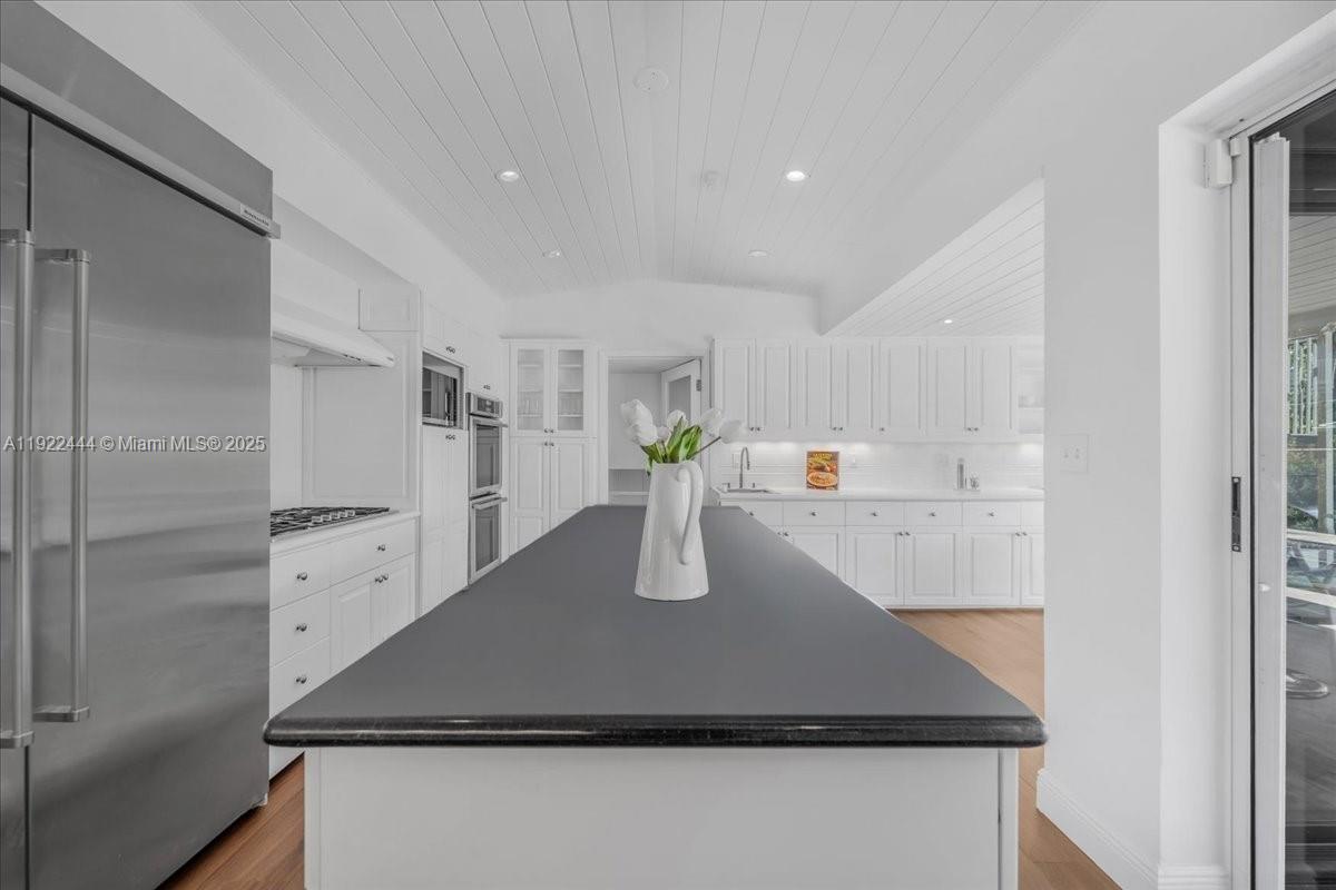 669 S Mashta Dr Key Biscayne, FL 33149