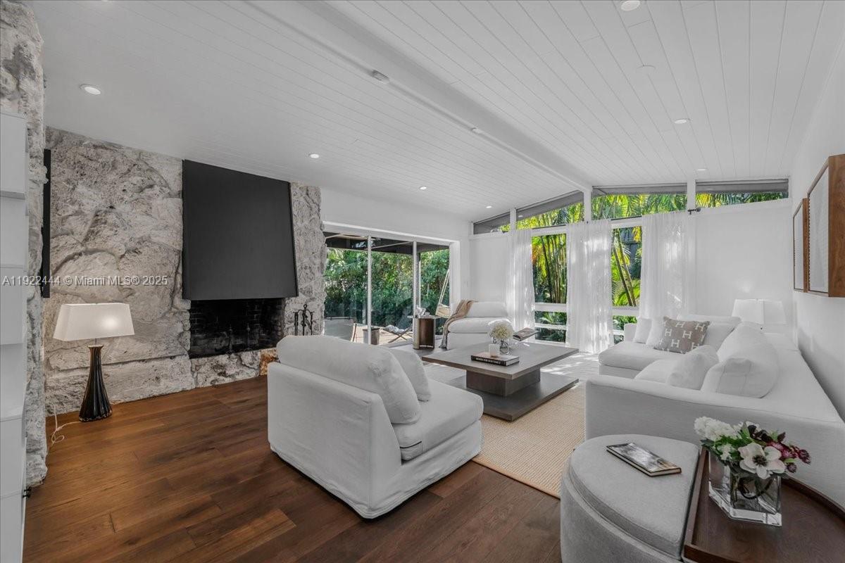 669 S Mashta Dr Key Biscayne, FL 33149