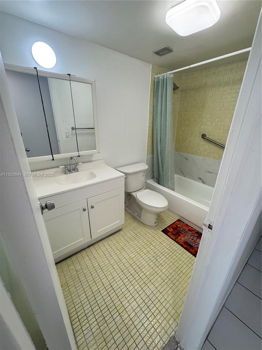 1470 NE 125th Ter #205 North Miami, FL 33161