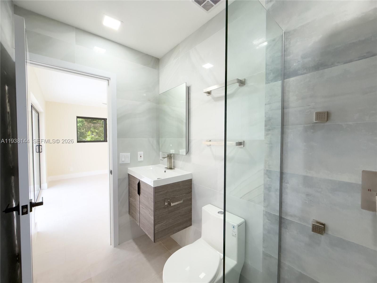 5561 NE 28th Ave Fort Lauderdale, FL 33308