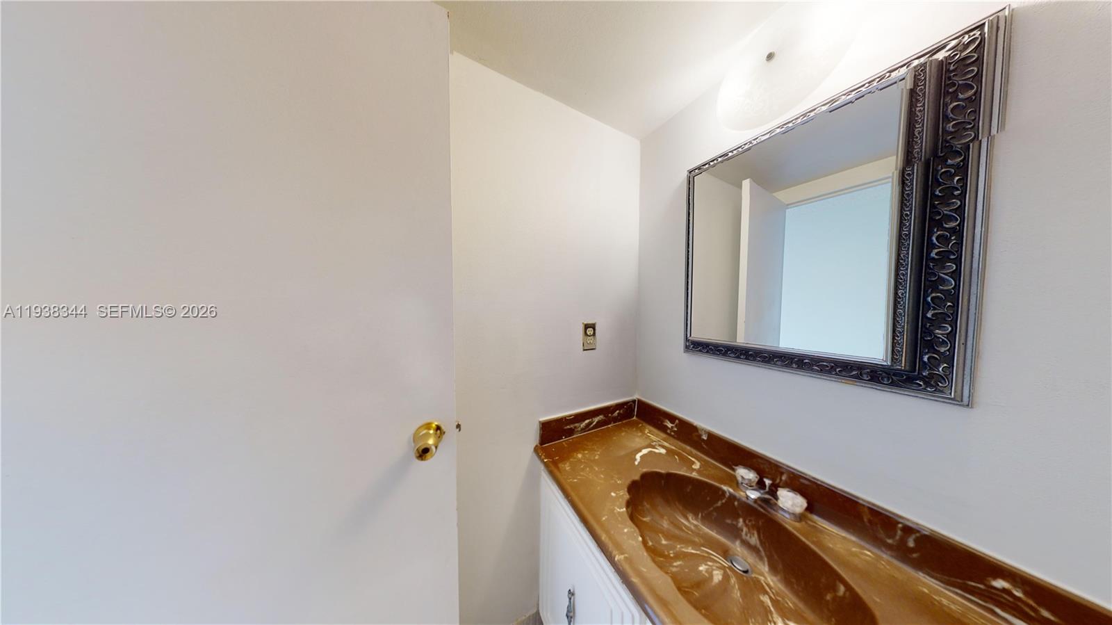 1000 Parkview Dr #1023 Hallandale Beach, FL 33009