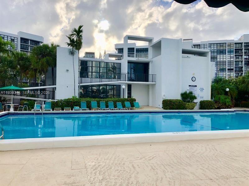 1000 Parkview Dr #1023 Hallandale Beach, FL 33009