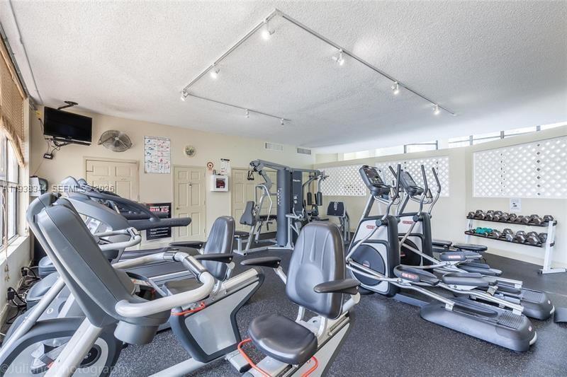 1000 Parkview Dr #1023 Hallandale Beach, FL 33009