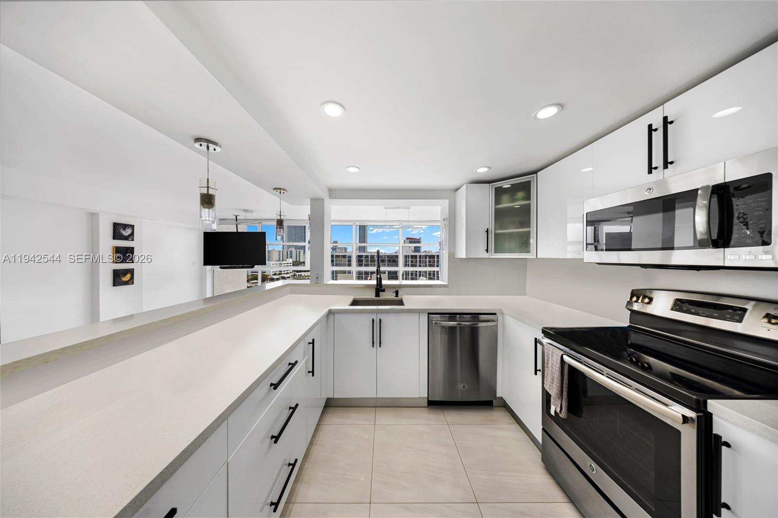 600 Parkview Dr #1114 Hallandale Beach, FL 33009