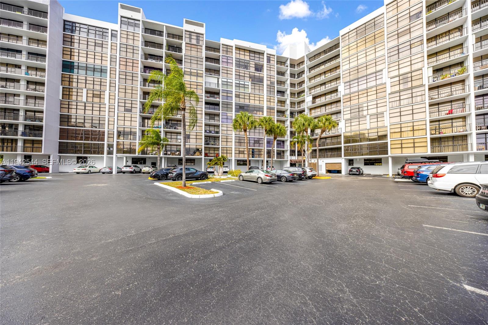 600 Parkview Dr #1114 Hallandale Beach, FL 33009