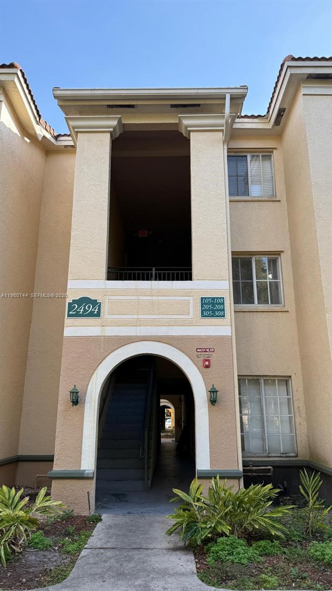 2494 Centergate Dr #305