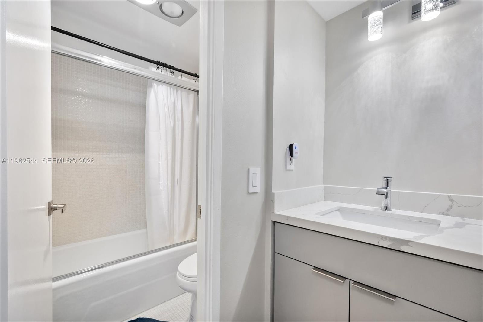 3731 N Country Clb Dr #521 Aventura, FL 33180