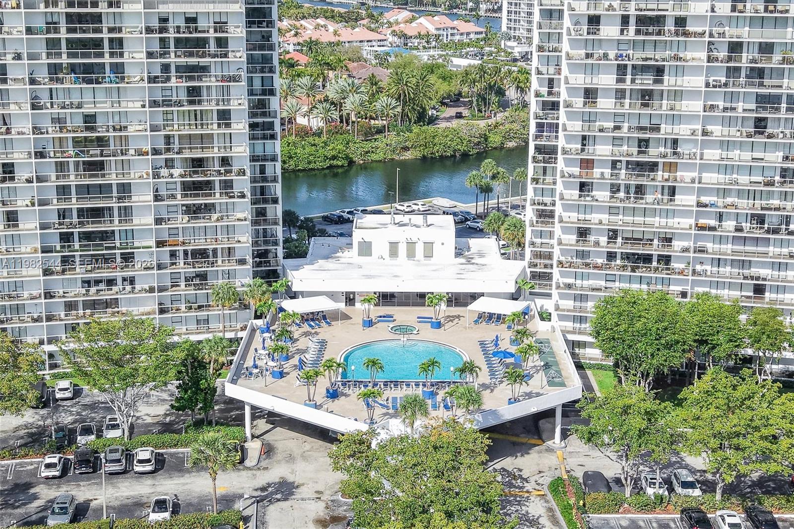 3731 N Country Clb Dr #521 Aventura, FL 33180