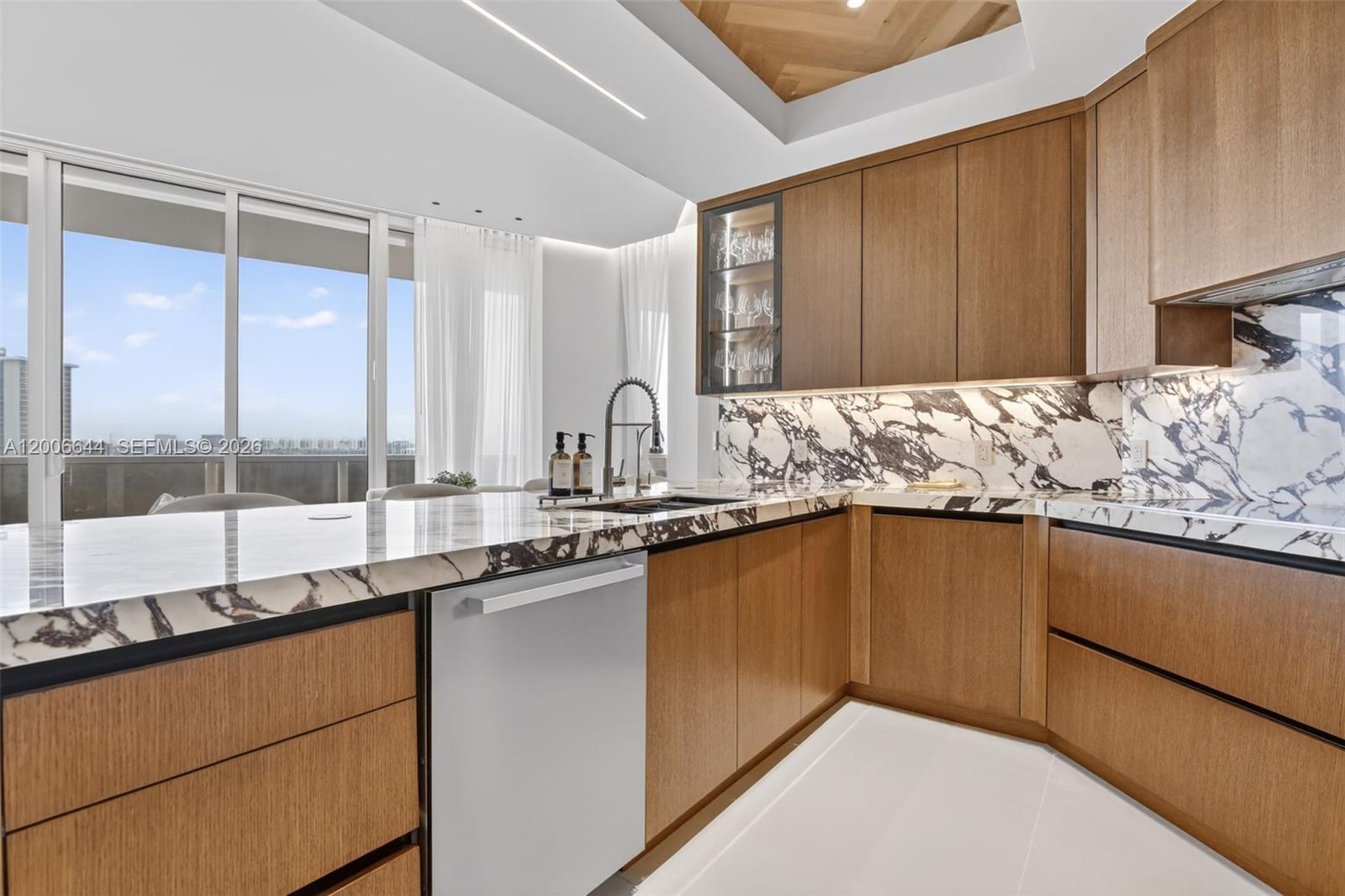 4100 Island Blvd #904 Aventura, FL 33160