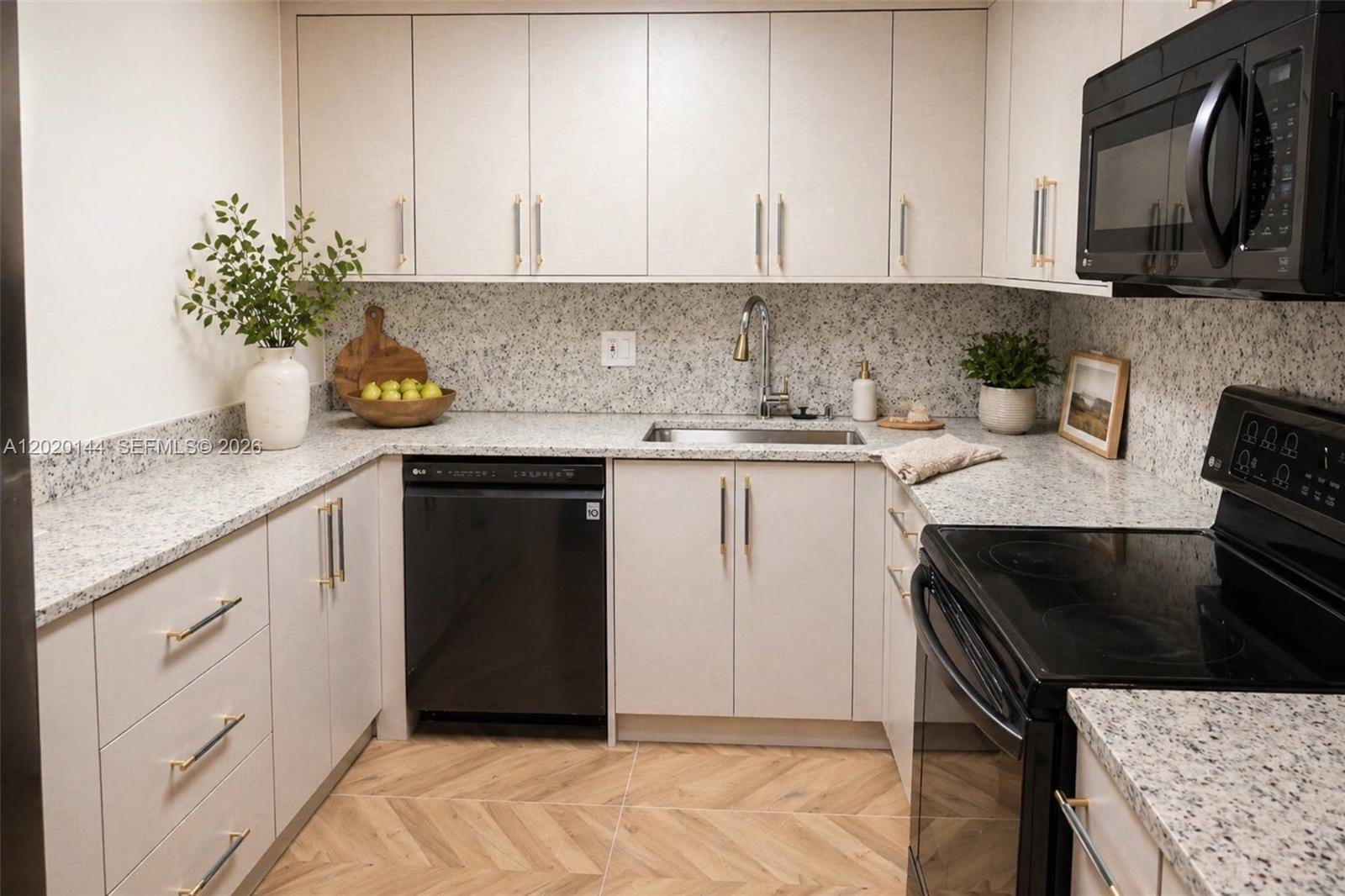 2500 Parkview Dr #1816 Hallandale Beach, FL 33009