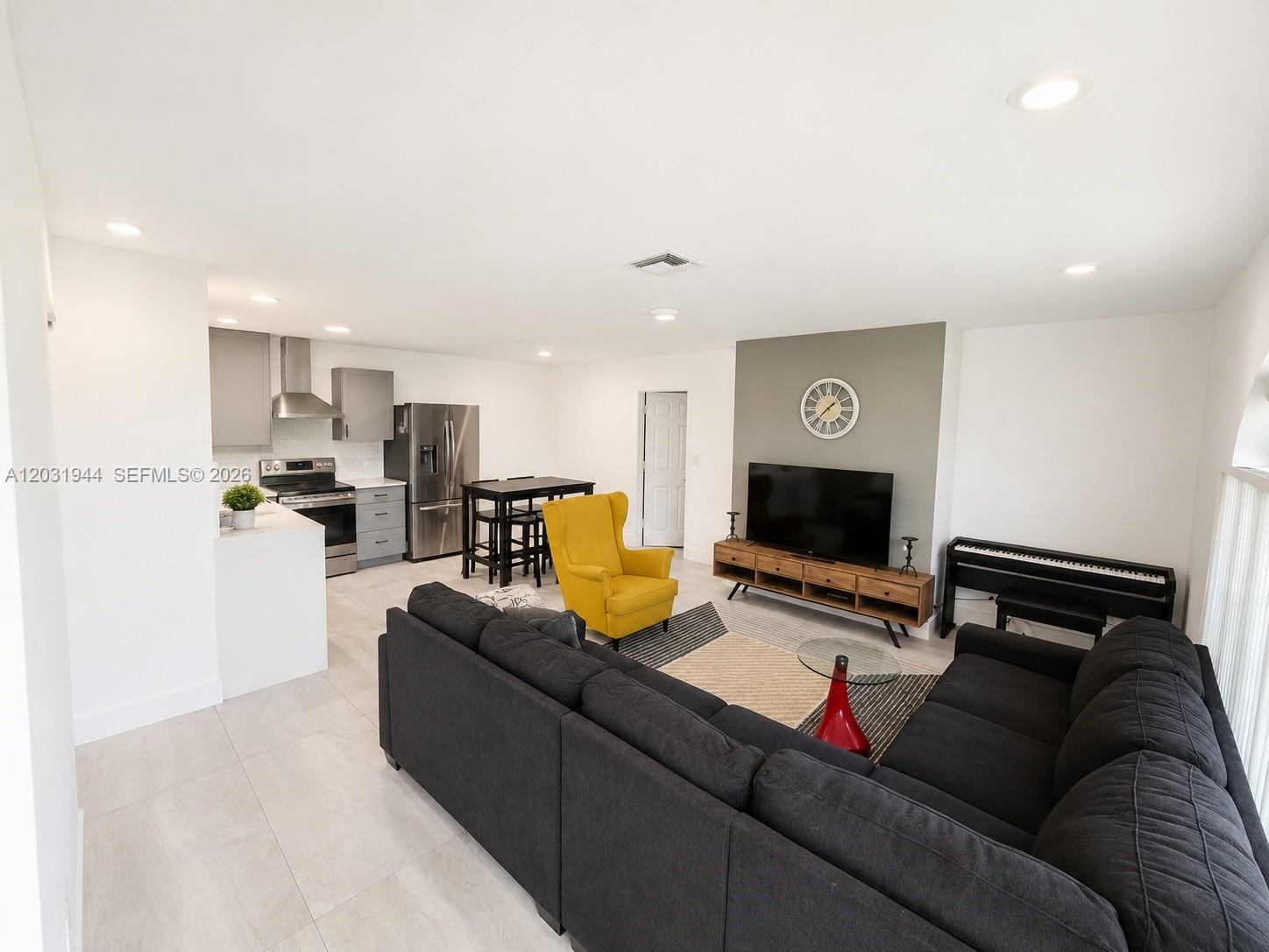 800 NE 2nd Ct Hallandale Beach, FL 33009
