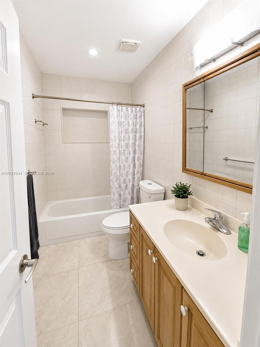 800 NE 2nd Ct Hallandale Beach, FL 33009