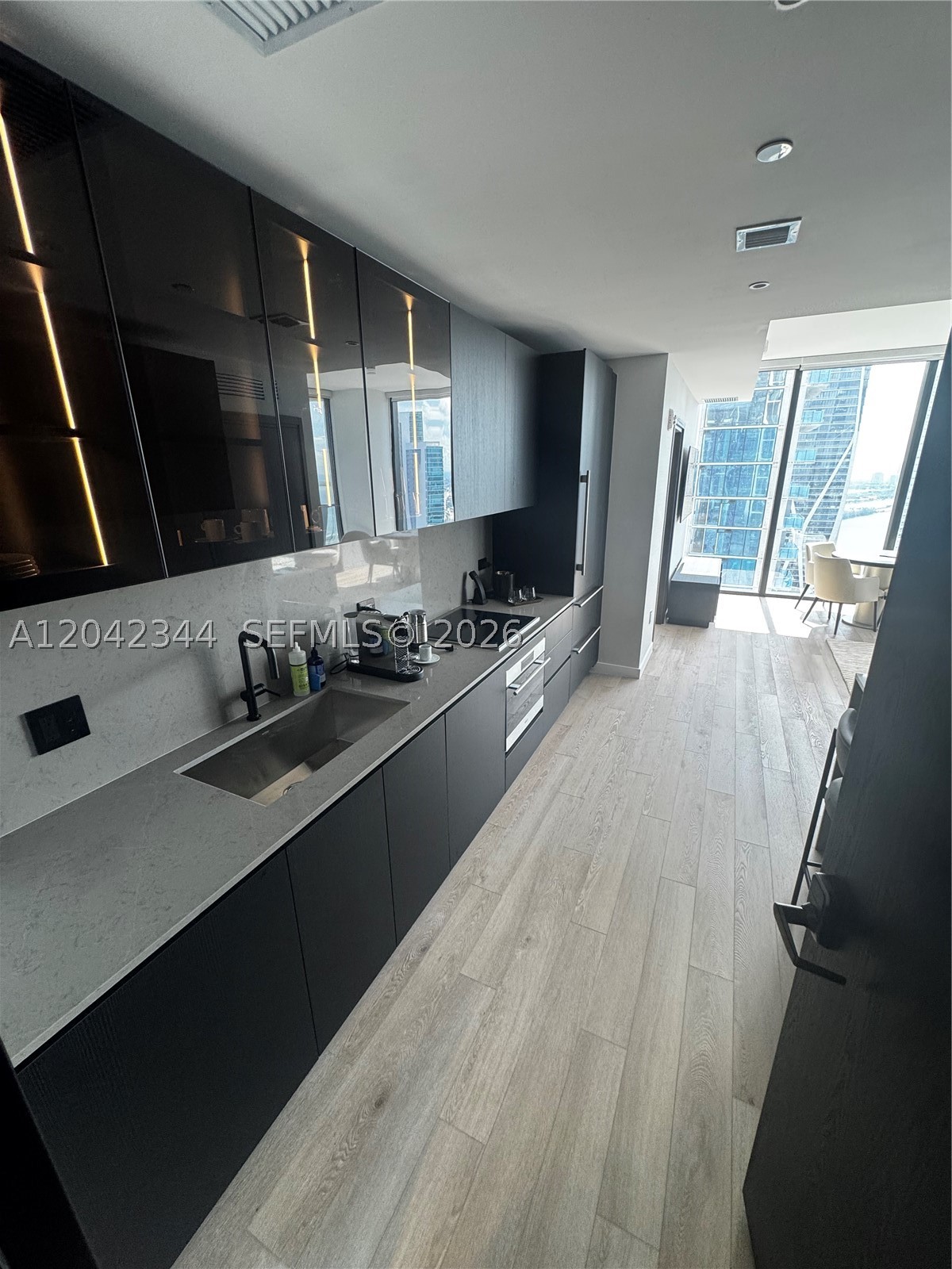 image E11EVEN Hotel & Residences8
