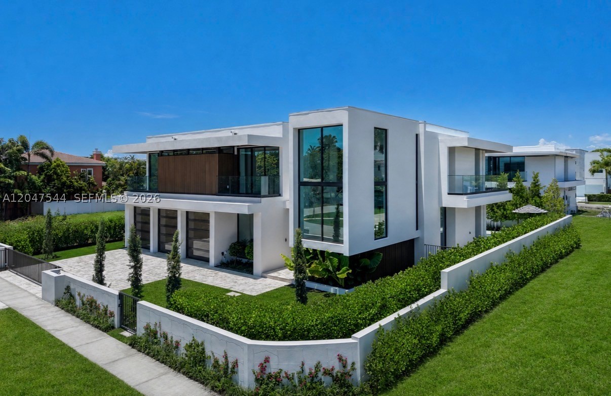 1099 NE 4th Ave