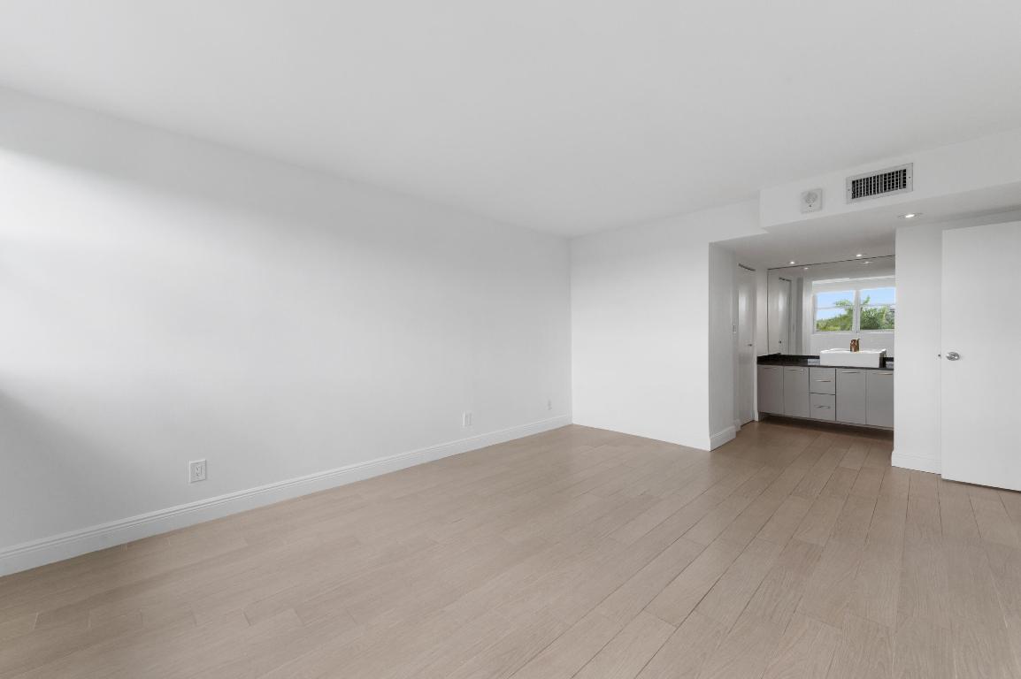 16546 NE 26th #5h North Miami Beach, FL 33160