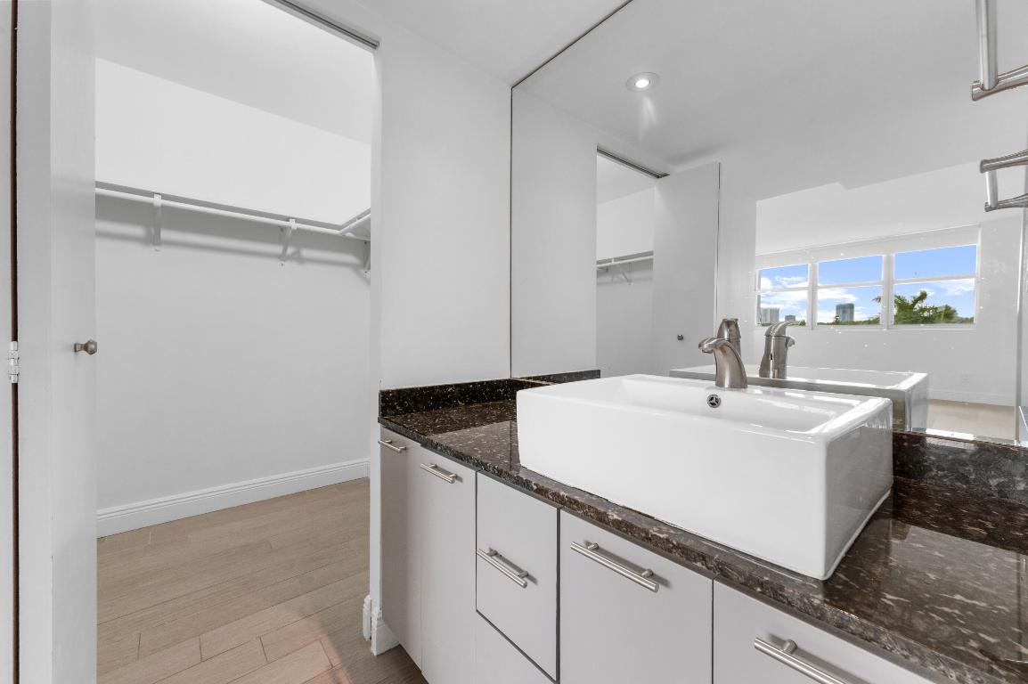 16546 NE 26th #5h North Miami Beach, FL 33160