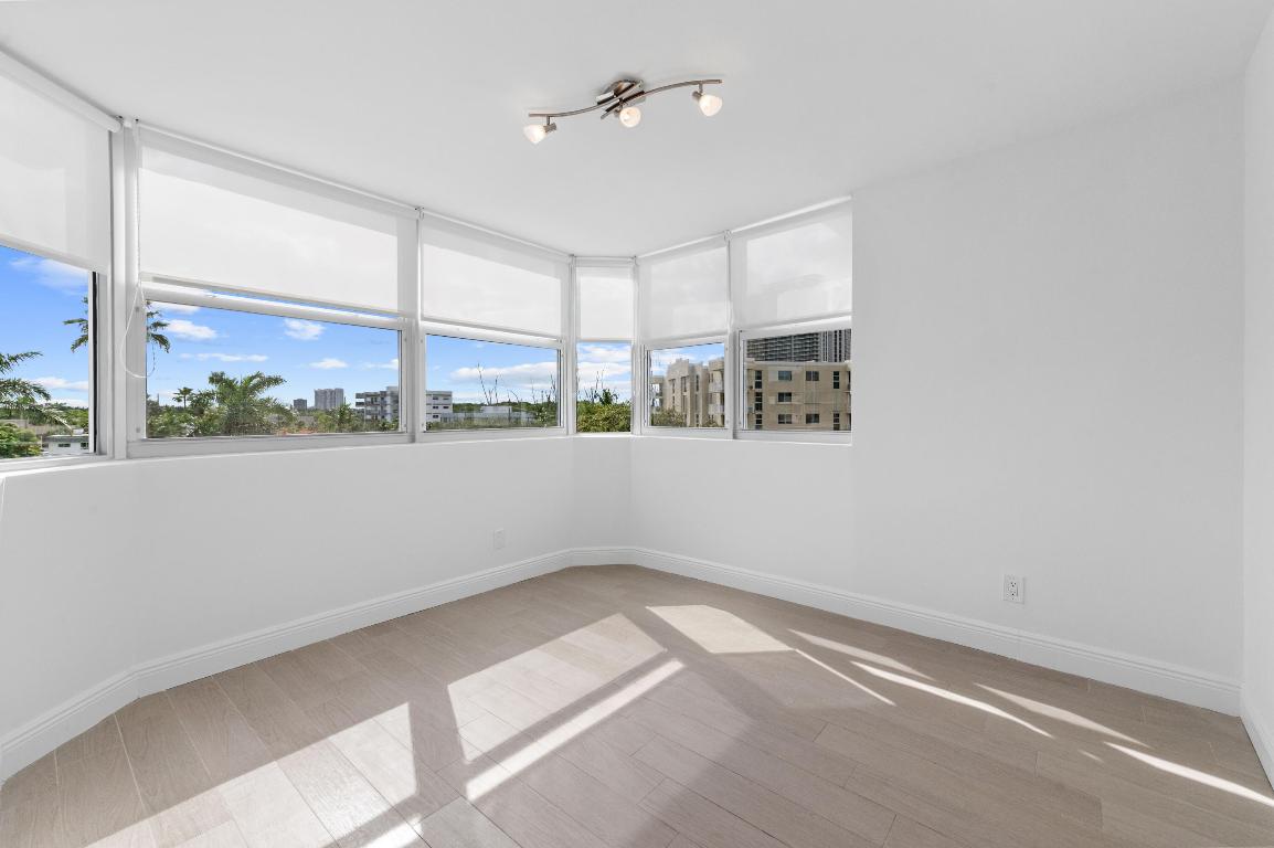 16546 NE 26th #5h North Miami Beach, FL 33160