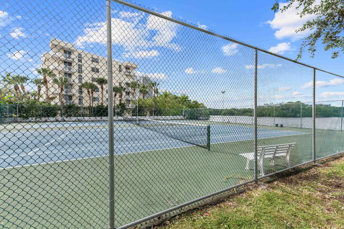 16546 NE 26th #5h North Miami Beach, FL 33160