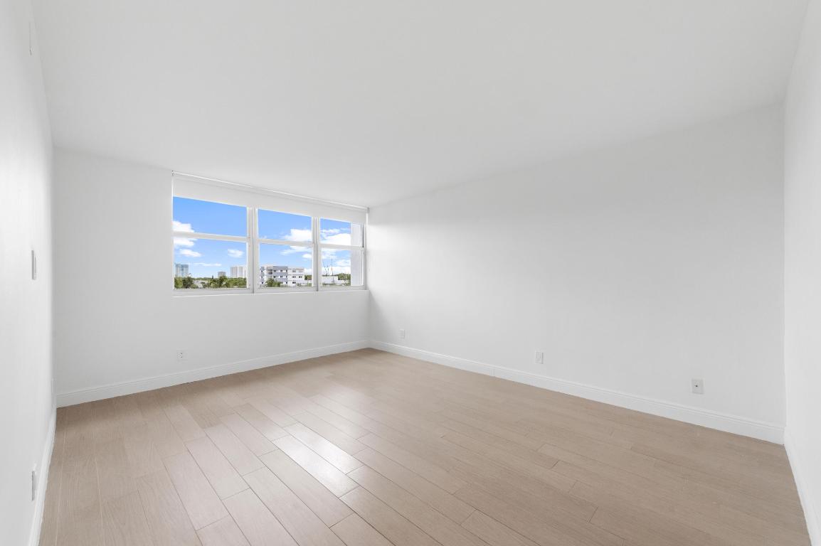 16546 NE 26th #5h North Miami Beach, FL 33160