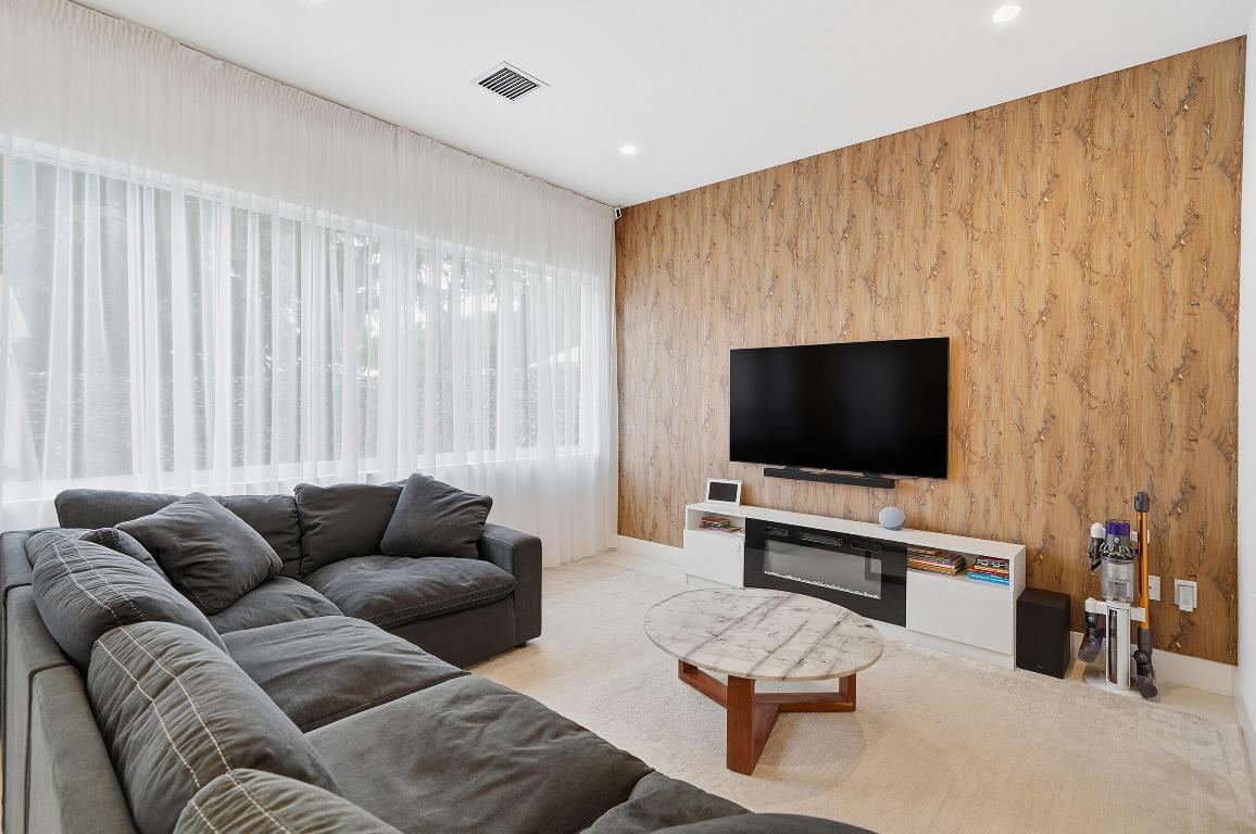 1241 NE 18th Fort Lauderdale, FL 33304