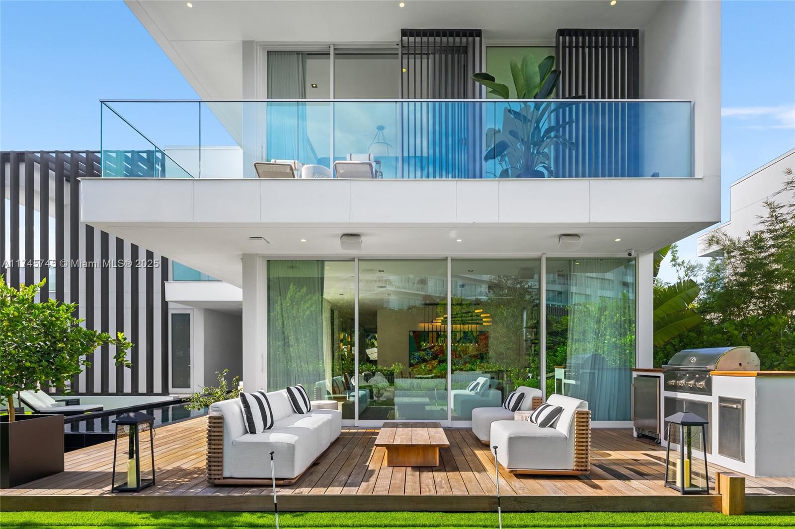 810 W 47th Ct - The Ritz Carlton Miami Bch Miami Beach, FL 33140