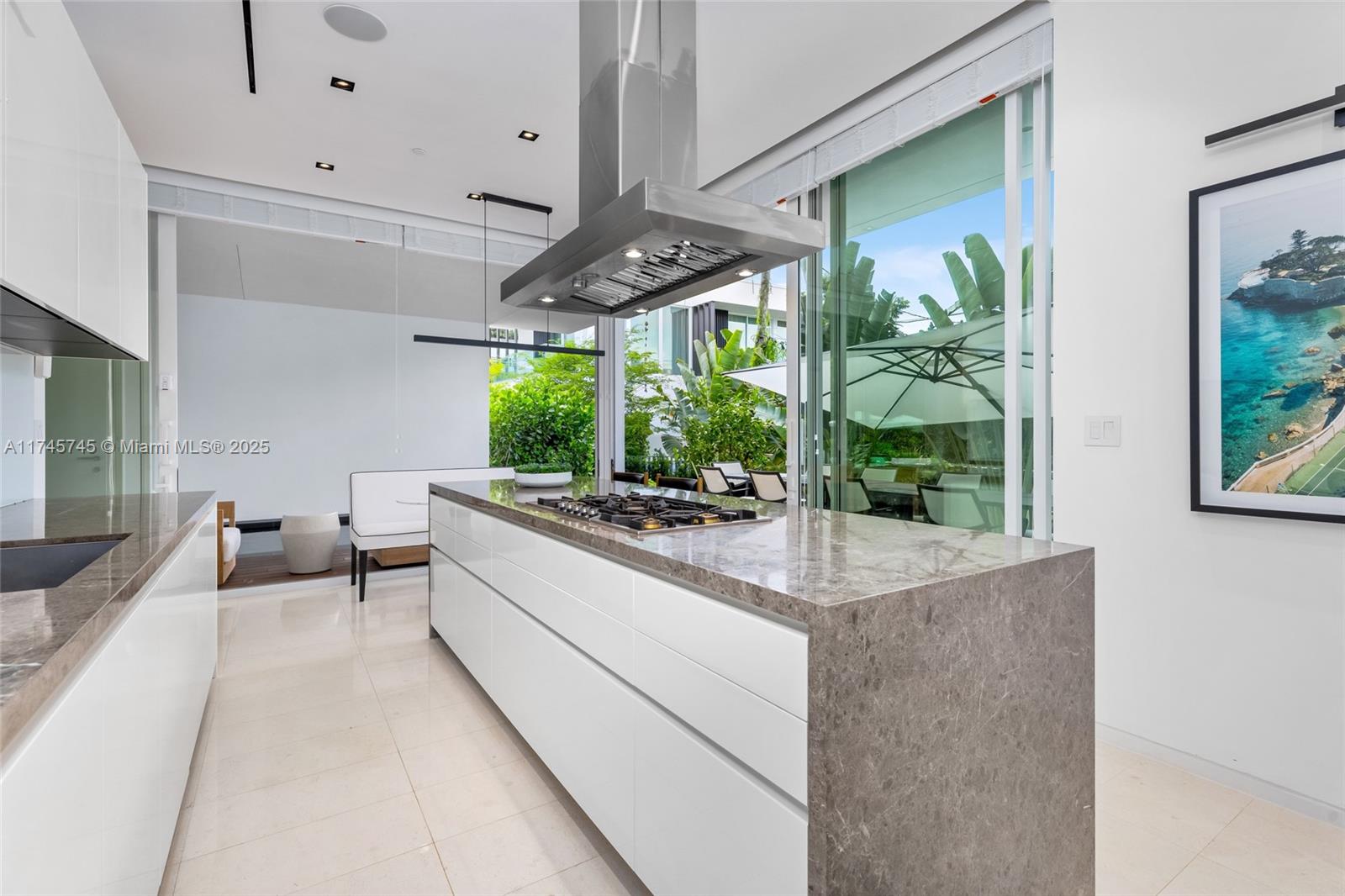 810 W 47th Ct - The Ritz Carlton Miami Bch Miami Beach, FL 33140
