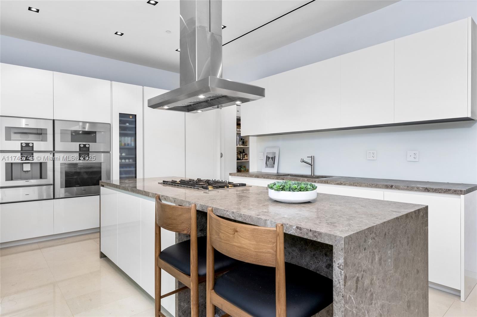 810 W 47th Ct - The Ritz Carlton Miami Bch Miami Beach, FL 33140