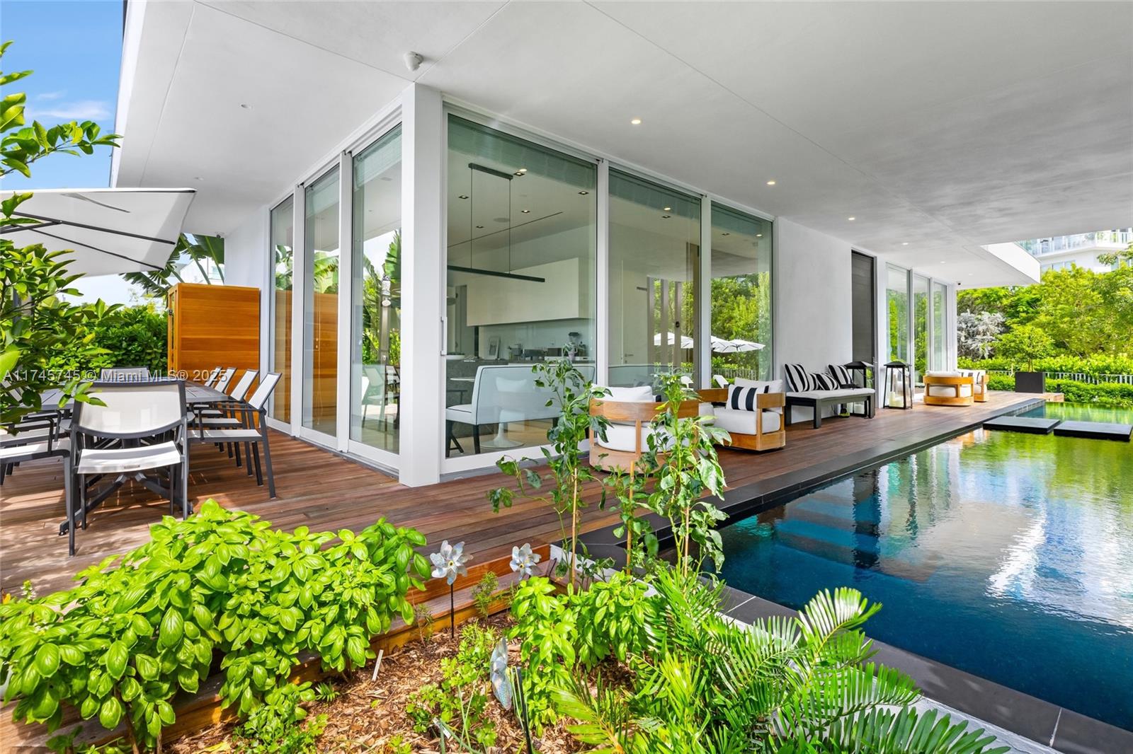 810 W 47th Ct - The Ritz Carlton Miami Bch Miami Beach, FL 33140