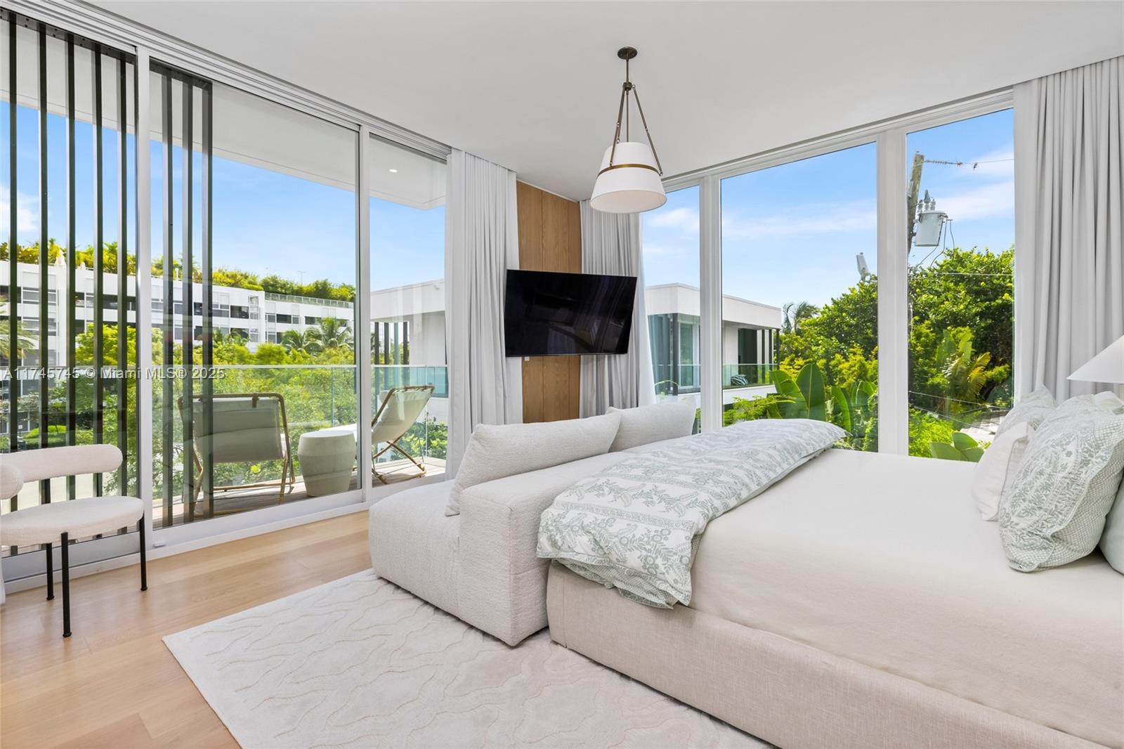 810 W 47th Ct - The Ritz Carlton Miami Bch Miami Beach, FL 33140