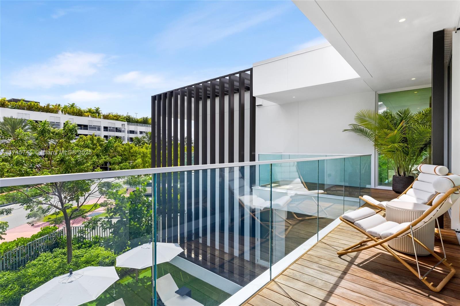 810 W 47th Ct - The Ritz Carlton Miami Bch Miami Beach, FL 33140