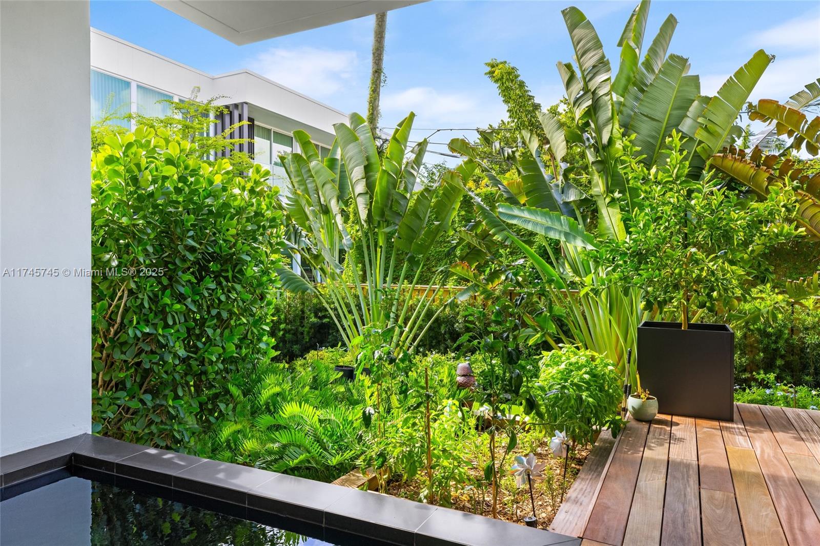 810 W 47th Ct - The Ritz Carlton Miami Bch Miami Beach, FL 33140