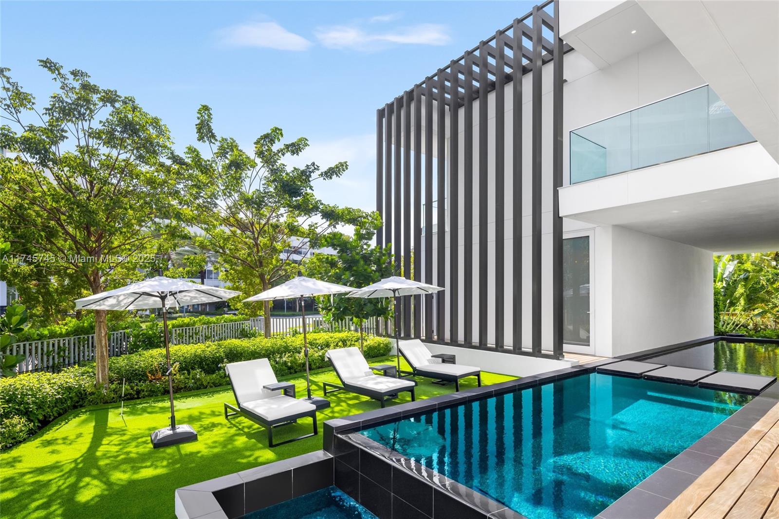 810 W 47th Ct - The Ritz Carlton Miami Bch Miami Beach, FL 33140