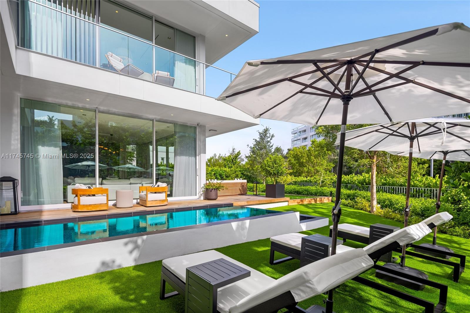 810 W 47th Ct - The Ritz Carlton Miami Bch Miami Beach, FL 33140