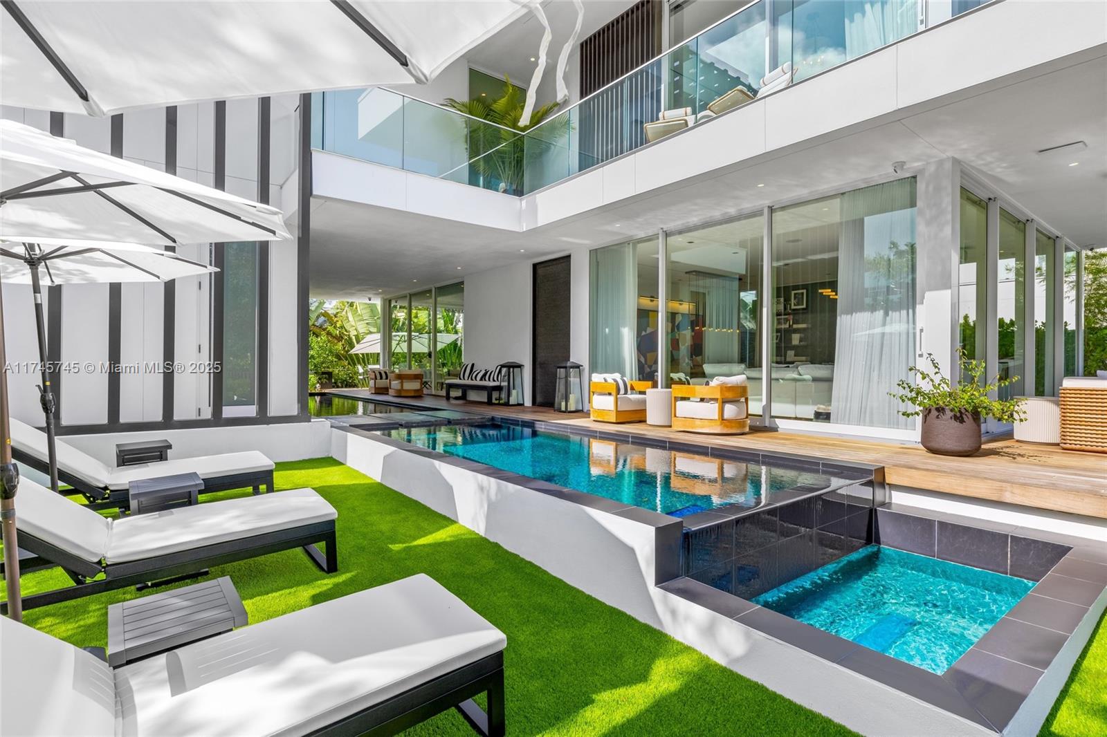 810 W 47th Ct - The Ritz Carlton Miami Bch Miami Beach, FL 33140