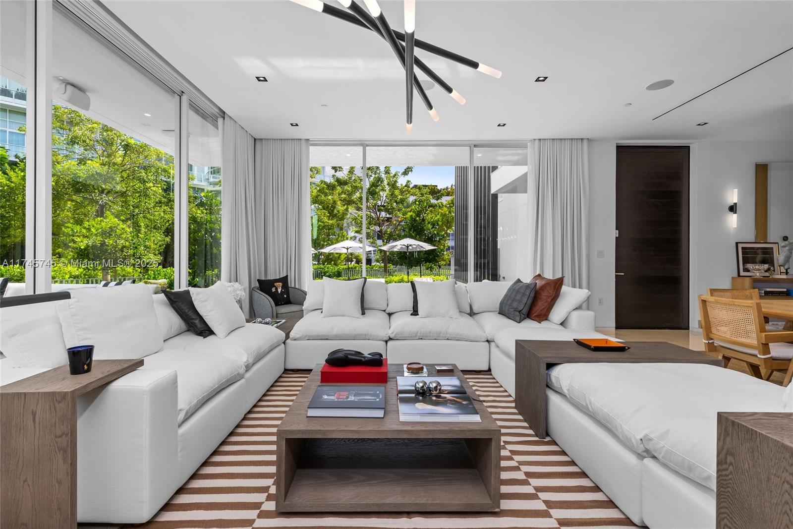 810 W 47th Ct - The Ritz Carlton Miami Bch Miami Beach, FL 33140