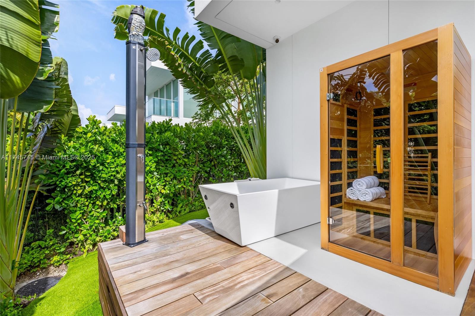 810 W 47th Ct - The Ritz Carlton Miami Bch Miami Beach, FL 33140