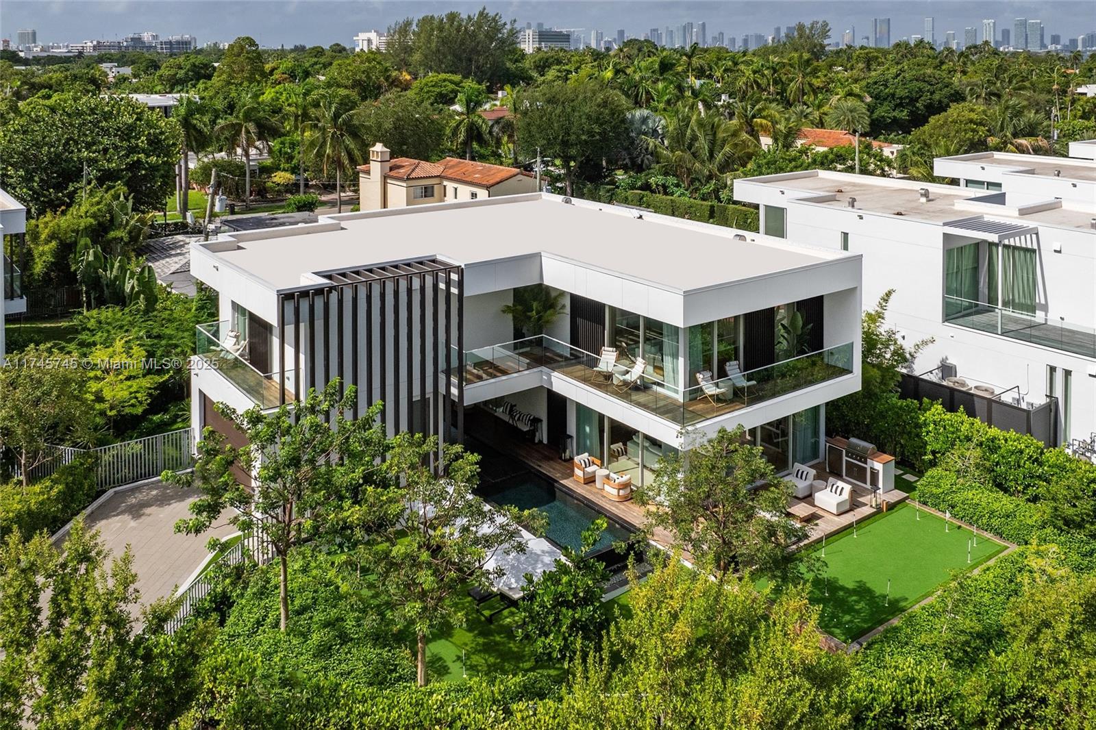 810 W 47th Ct - The Ritz Carlton Miami Bch Miami Beach, FL 33140