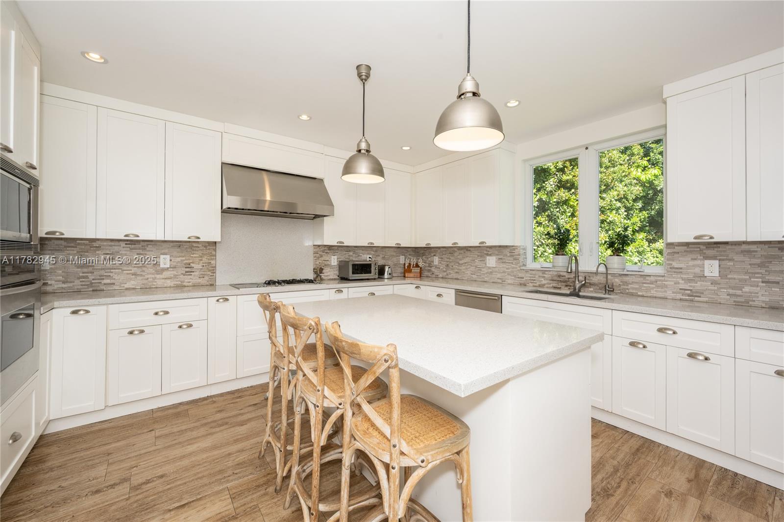 31 Island Dr Key Biscayne, FL 33149 31 Island Dr Key Biscayne, FL 33149